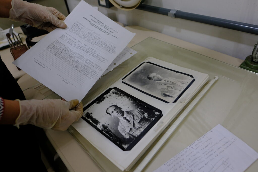 Cinco fotografias em cor em um fundo branco, de exemplares do livro A SELVA, romance de Ferreira de Castro.